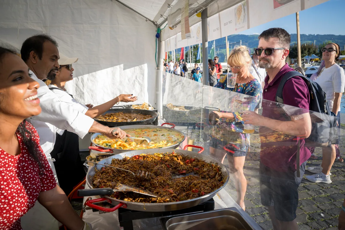 Wer feiert, wird hungrig: An diesem Stand können die Festbesucher sri-lankische Küche probieren. Ein Essensstand mit wartenden Gästen.